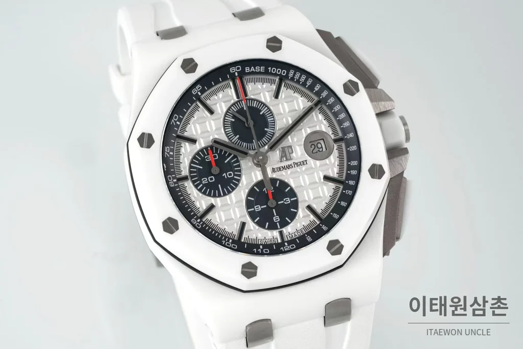 오데마피게 로열오크 오프쇼어 세라믹 블랙다이얼 크로노그래프 오토매틱 44mm 화이트 러버 스트랩 화이트 베젤