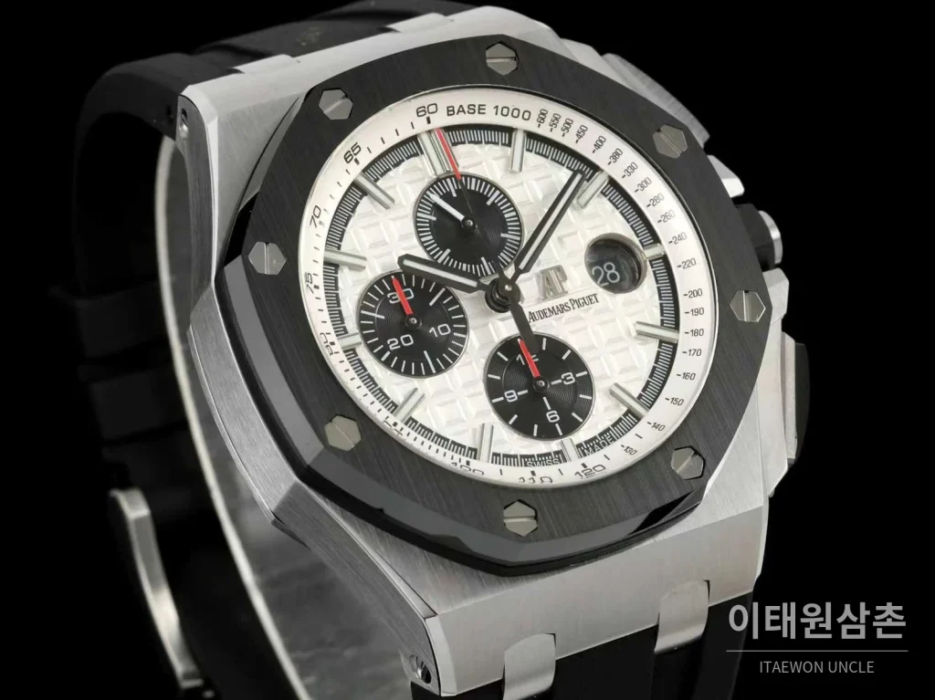 오데마피게 로열오크 오프쇼어 세라믹 블랙다이얼 크로노그래프 오토매틱 44mm 블랙 러버 스트랩 그레이 베젤