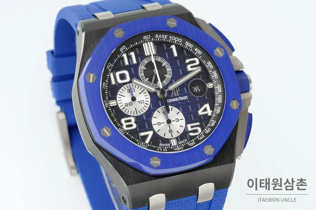 오데마피게 로열오크 오프쇼어 세라믹 블랙다이얼 크로노그래프 오토매틱 44mm 블루 러버 스트랩 블루 베젤