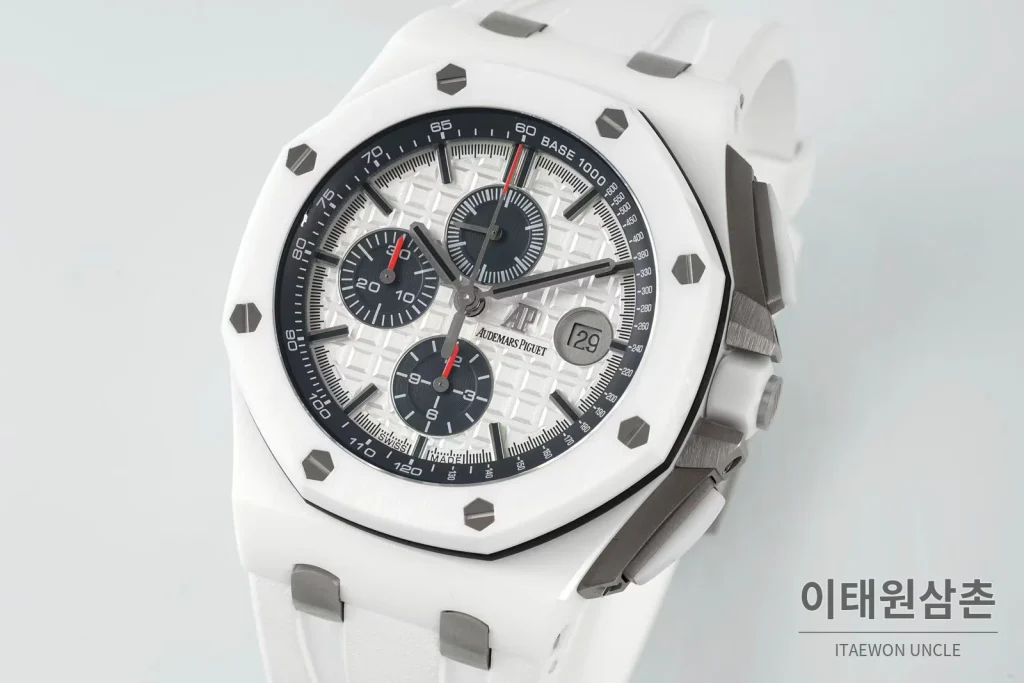 오데마피게 로열오크 오프쇼어 세라믹 블랙다이얼 크로노그래프 오토매틱 44mm 화이트 러버 스트랩 화이트 베젤