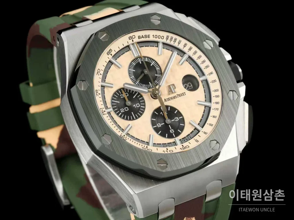 오데마피게 로열오크 오프쇼어 세라믹 블랙다이얼 크로노그래프 오토매틱 44mm 멀티컬러 러버 스트랩 그레이 베젤