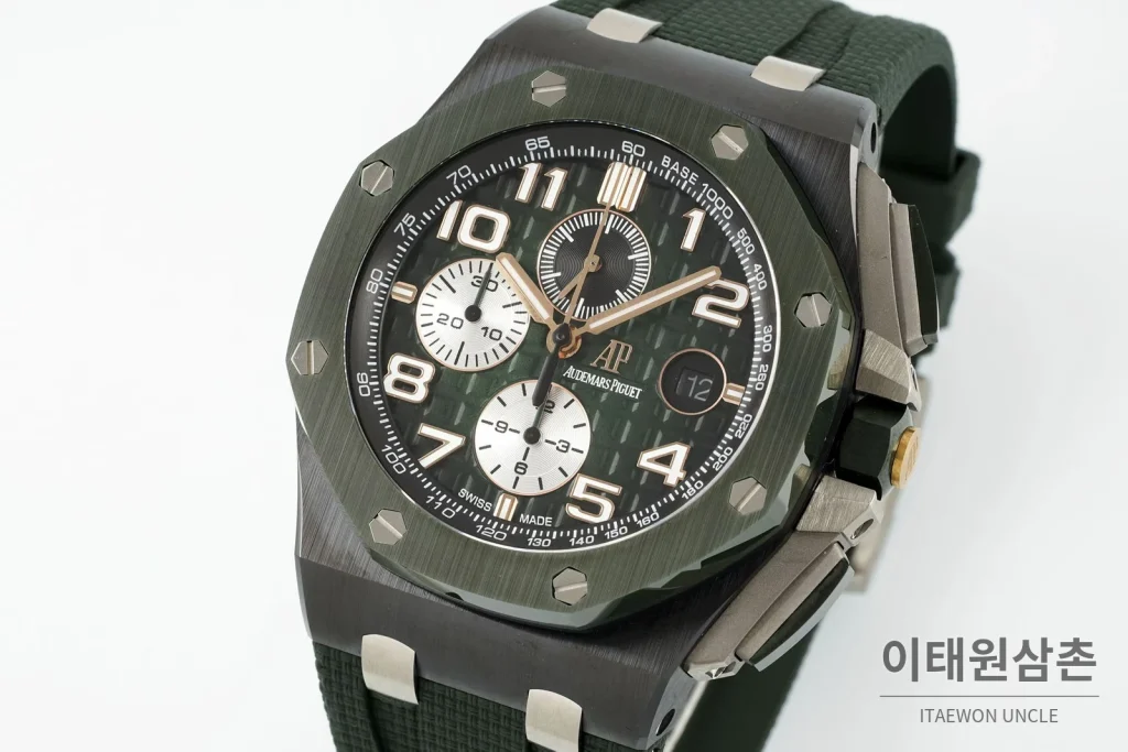 오데마피게 로열오크 오프쇼어 세라믹 블랙다이얼 크로노그래프 오토매틱 44mm 그린 러버 스트랩 그린 베젤
