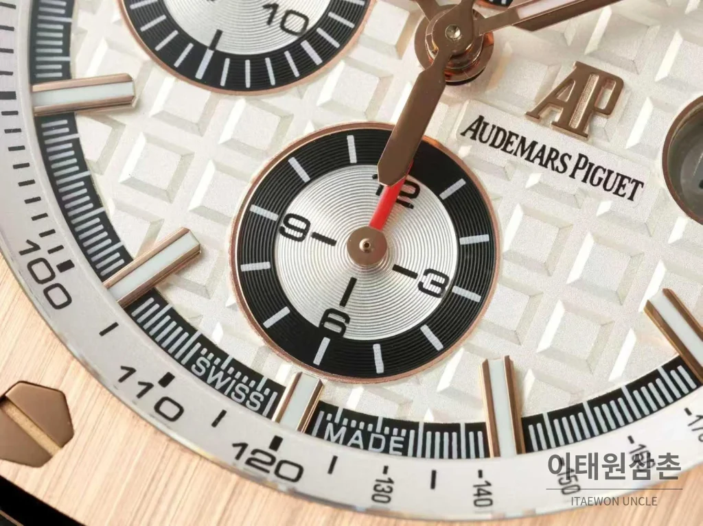 오데마피게 로열오크 오프쇼어 세라믹 블랙다이얼 크로노그래프 오토매틱 44mm 화이트 러버 스트랩 로즈골드 베젤