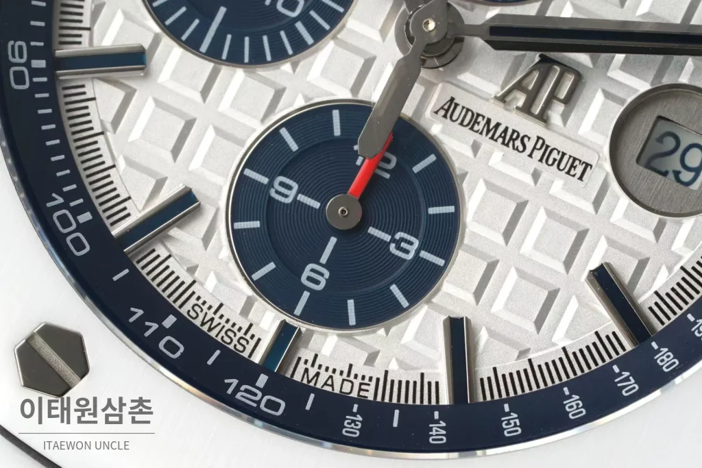 오데마피게 로열오크 오프쇼어 세라믹 블랙다이얼 크로노그래프 오토매틱 44mm 화이트 러버 스트랩 화이트 베젤