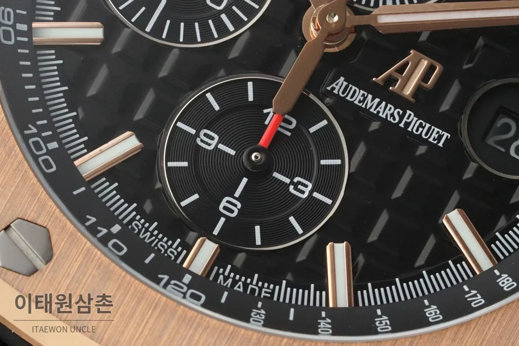 오데마피게 로열오크 오프쇼어 세라믹 블랙다이얼 크로노그래프 오토매틱 44mm 블랙 러버 스트랩 로즈골드 베젤 (2)