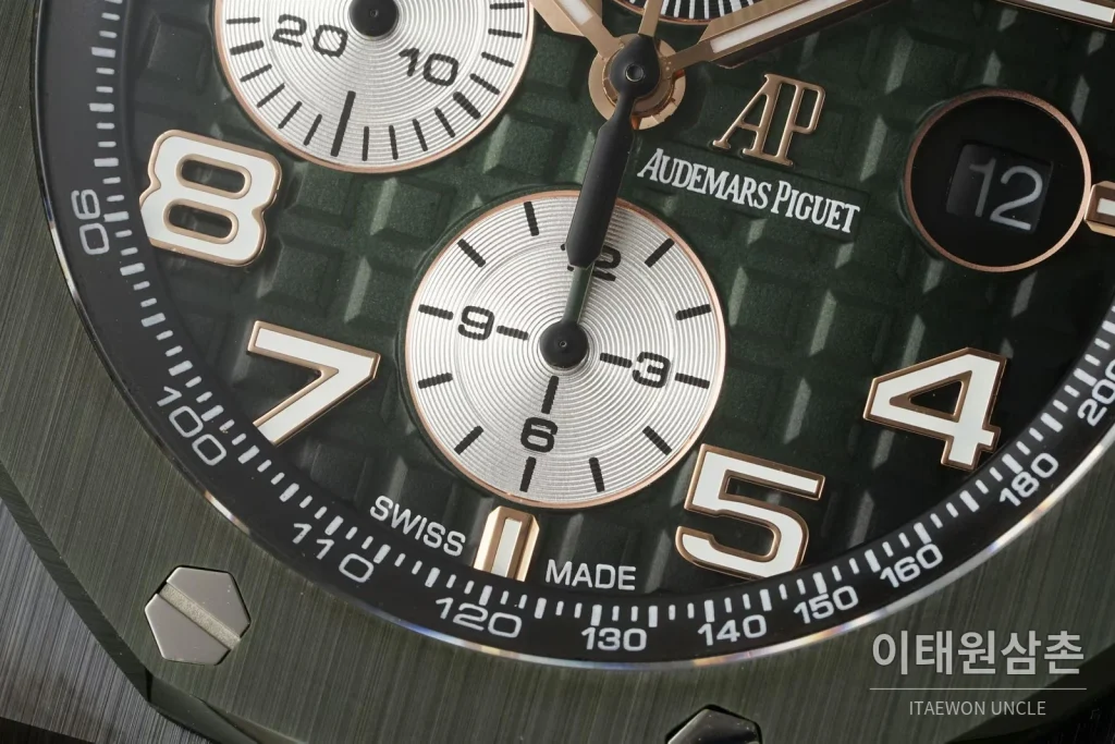 오데마피게 로열오크 오프쇼어 세라믹 블랙다이얼 크로노그래프 오토매틱 44mm 그린 러버 스트랩 그린 베젤