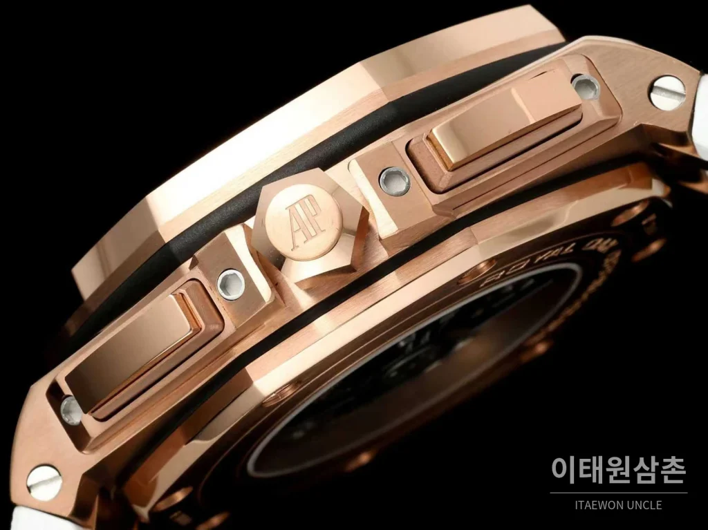 오데마피게 로열오크 오프쇼어 세라믹 블랙다이얼 크로노그래프 오토매틱 44mm 화이트 러버 스트랩 로즈골드 베젤