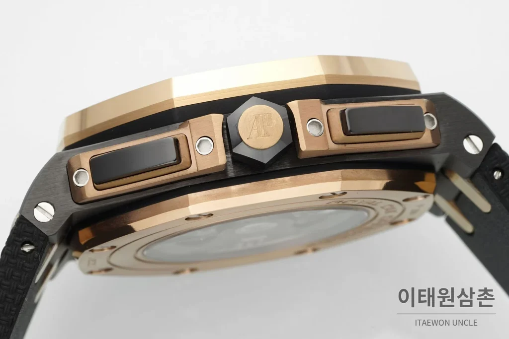 오데마피게 로열오크 오프쇼어 세라믹 블랙다이얼 크로노그래프 오토매틱 44mm 블랙 러버 스트랩 로즈골드 베젤