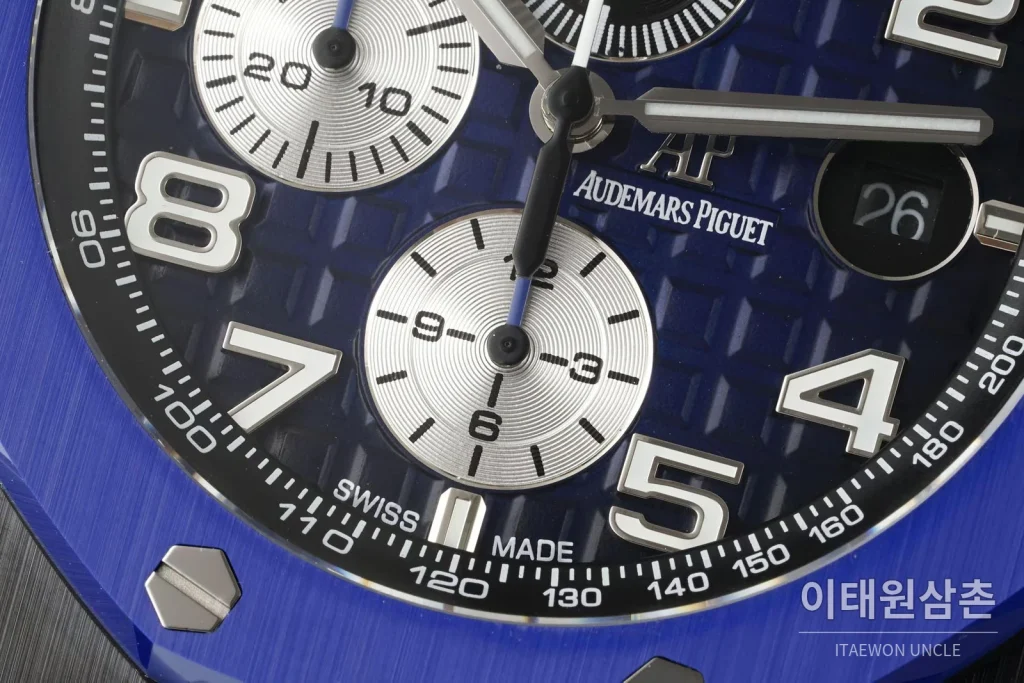 오데마피게 로열오크 오프쇼어 세라믹 블랙다이얼 크로노그래프 오토매틱 44mm 블루 러버 스트랩 블루 베젤