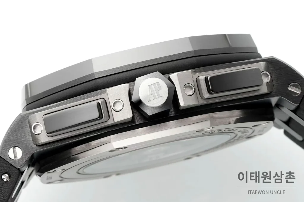 오데마피게 로열오크 오프쇼어 세라믹 블랙다이얼 크로노그래프 오토매틱 44mm 블랙 러버 스트랩 블랙 베젤 (2)