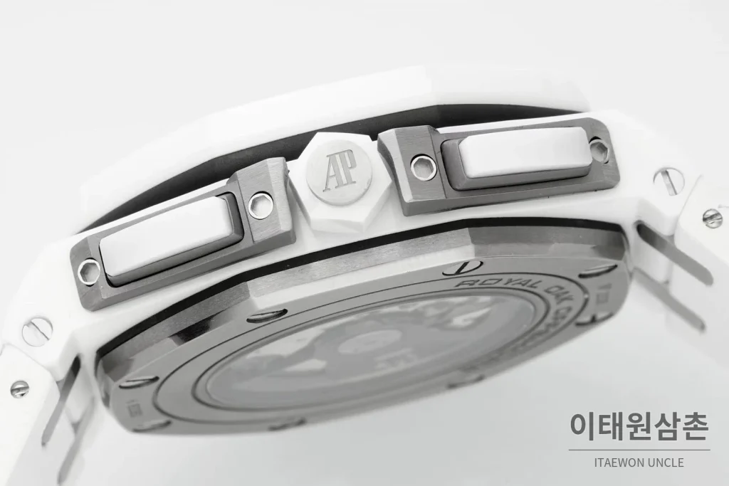 오데마피게 로열오크 오프쇼어 세라믹 블랙다이얼 크로노그래프 오토매틱 44mm 화이트 러버 스트랩 화이트 베젤