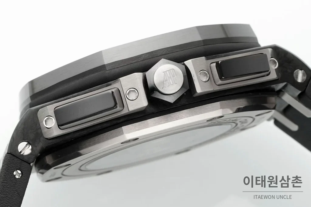 오데마피게 로열오크 오프쇼어 세라믹 블랙다이얼 크로노그래프 오토매틱 44mm 블랙 러버 스트랩 블랙 베젤 (3)