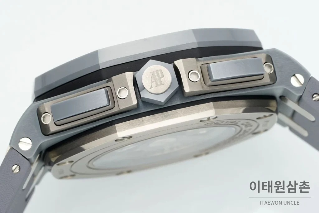 오데마피게 로열오크 오프쇼어 세라믹 블랙다이얼 크로노그래프 오토매틱 44mm 그레이 러버 스트랩 그레이 베젤