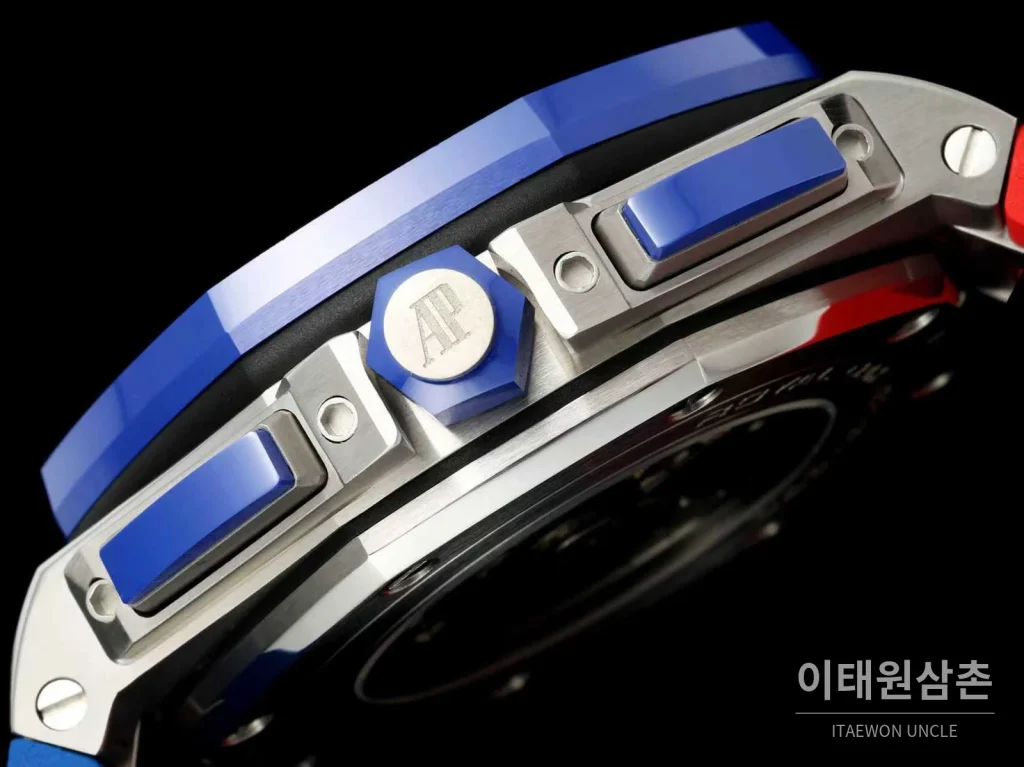 오데마피게 로열오크 오프쇼어 세라믹 블랙다이얼 크로노그래프 오토매틱 44mm 러버 스트랩 블루 베젤