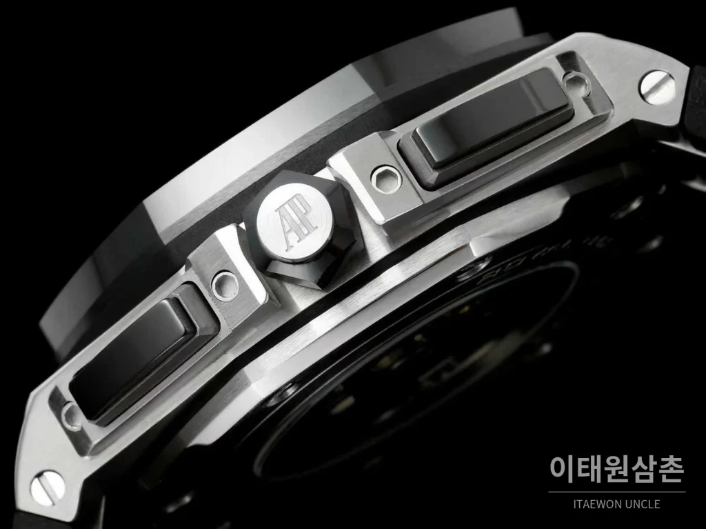 오데마피게 로열오크 오프쇼어 세라믹 블랙다이얼 크로노그래프 오토매틱 44mm 블랙 러버 스트랩 그레이 베젤