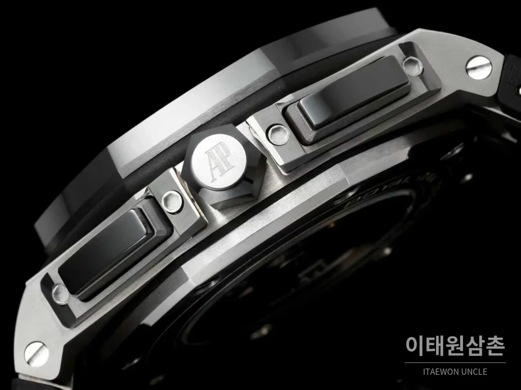 오데마피게 로열오크 오프쇼어 세라믹 블랙다이얼 크로노그래프 오토매틱 44mm 블랙 러버 스트랩 그레이 베젤 (2)