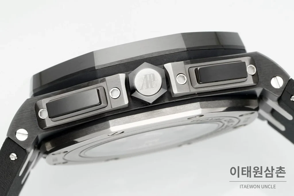 오데마피게 로열오크 오프쇼어 세라믹 블랙다이얼 크로노그래프 오토매틱 44mm 블랙 러버 스트랩 블랙 베젤