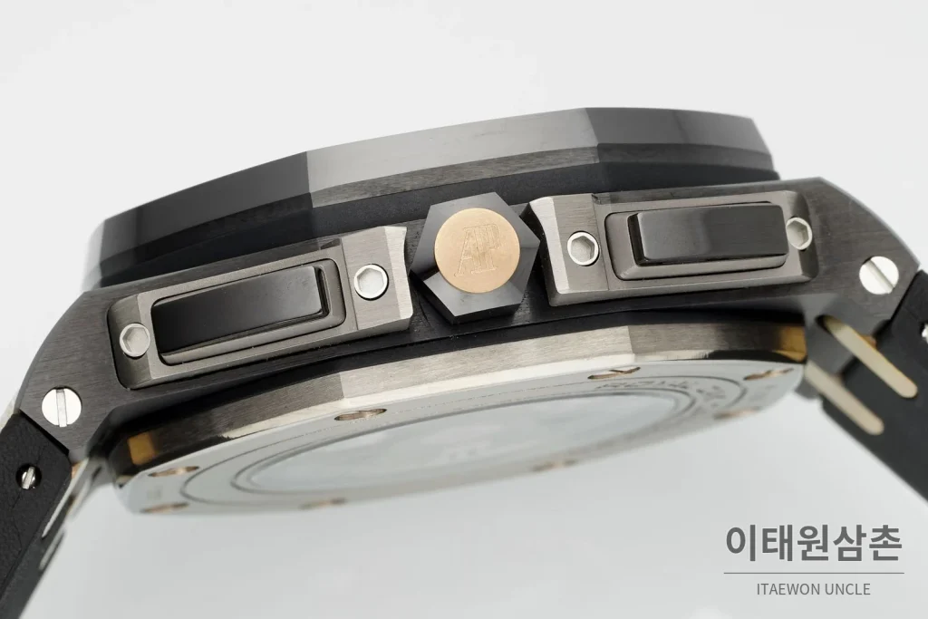 오데마피게 로열오크 오프쇼어 세라믹 블랙다이얼 크로노그래프 오토매틱 44mm 블랙 러버 스트랩 그레이 베젤 (3)