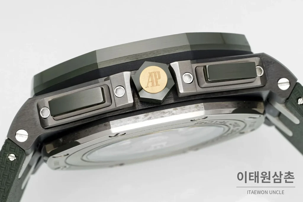 오데마피게 로열오크 오프쇼어 세라믹 블랙다이얼 크로노그래프 오토매틱 44mm 그린 러버 스트랩 그린 베젤