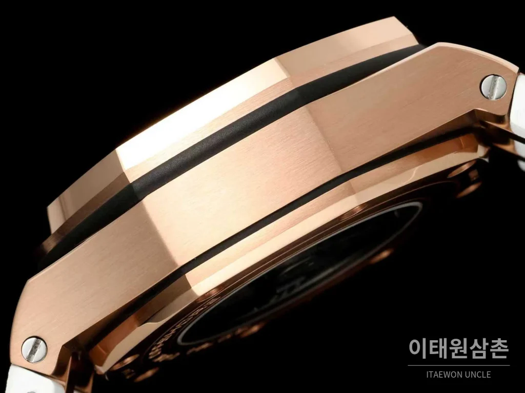 오데마피게 로열오크 오프쇼어 세라믹 블랙다이얼 크로노그래프 오토매틱 44mm 화이트 러버 스트랩 로즈골드 베젤