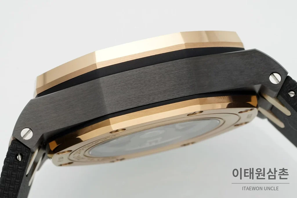 오데마피게 로열오크 오프쇼어 세라믹 블랙다이얼 크로노그래프 오토매틱 44mm 블랙 러버 스트랩 로즈골드 베젤