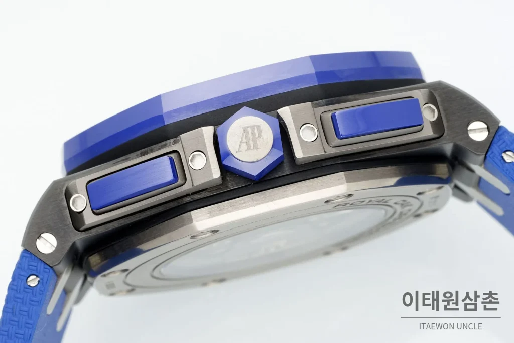 오데마피게 로열오크 오프쇼어 세라믹 블랙다이얼 크로노그래프 오토매틱 44mm 블루 러버 스트랩 블루 베젤