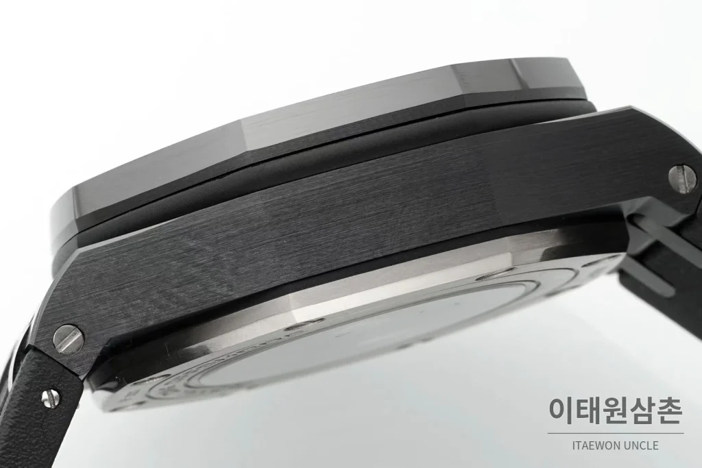 오데마피게 로열오크 오프쇼어 세라믹 블랙다이얼 크로노그래프 오토매틱 44mm 블랙 러버 스트랩 블랙 베젤 (2)