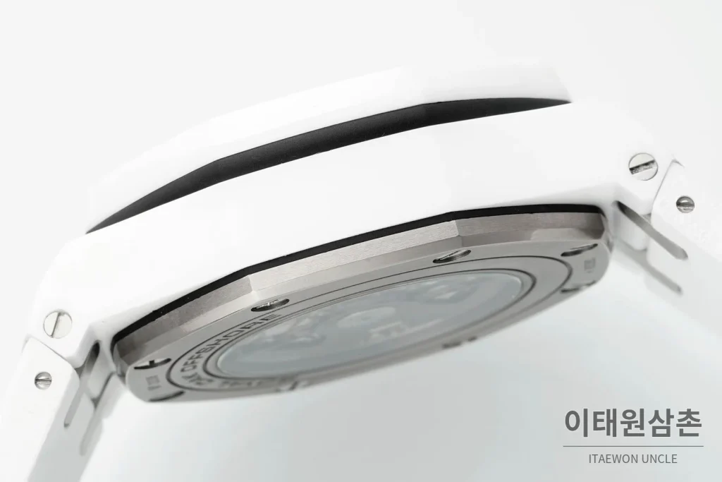 오데마피게 로열오크 오프쇼어 세라믹 블랙다이얼 크로노그래프 오토매틱 44mm 화이트 러버 스트랩 화이트 베젤