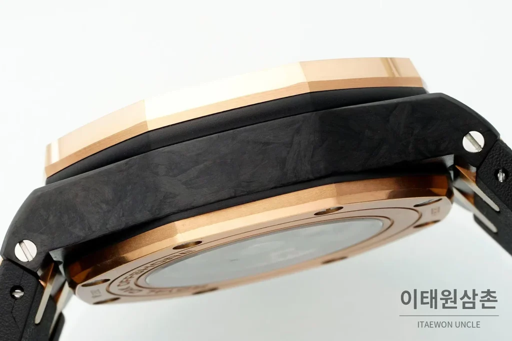오데마피게 로열오크 오프쇼어 세라믹 블랙다이얼 크로노그래프 오토매틱 44mm 블랙 러버 스트랩 로즈골드 베젤 (2)