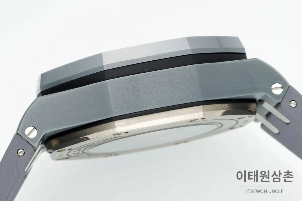 오데마피게 로열오크 오프쇼어 세라믹 블랙다이얼 크로노그래프 오토매틱 44mm 그레이 러버 스트랩 그레이 베젤
