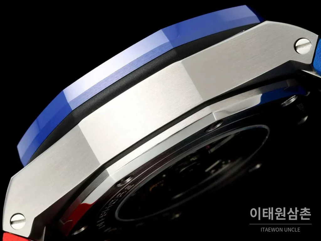 오데마피게 로열오크 오프쇼어 세라믹 블랙다이얼 크로노그래프 오토매틱 44mm 러버 스트랩 블루 베젤