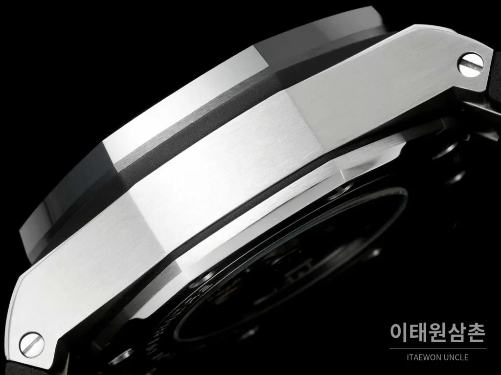 오데마피게 로열오크 오프쇼어 세라믹 블랙다이얼 크로노그래프 오토매틱 44mm 블랙 러버 스트랩 그레이 베젤