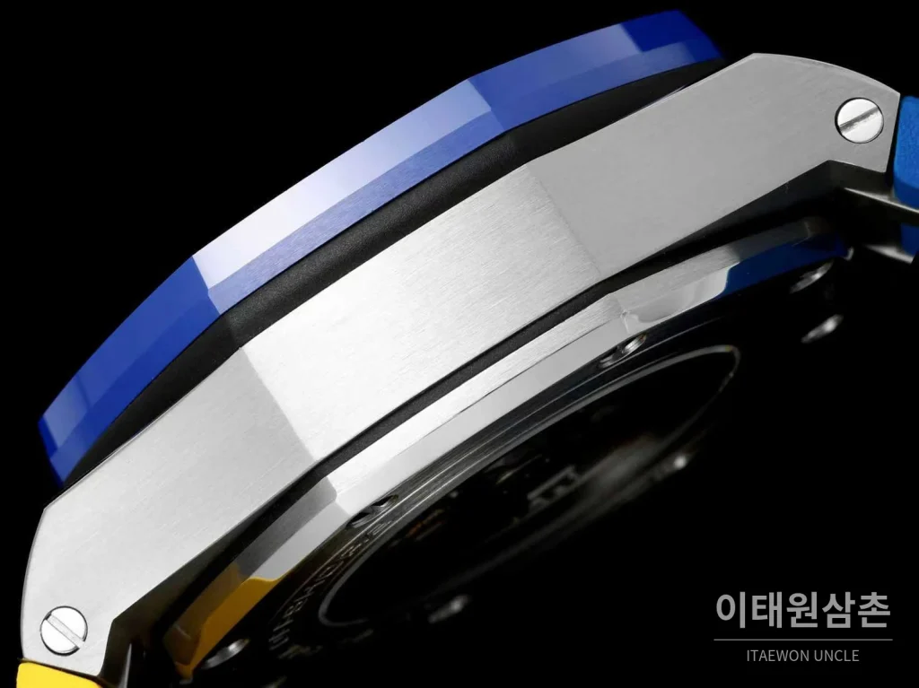 오데마피게 로열오크 오프쇼어 세라믹 블랙다이얼 크로노그래프 오토매틱 44mm 러버 스트랩 블루 베젤 (2)