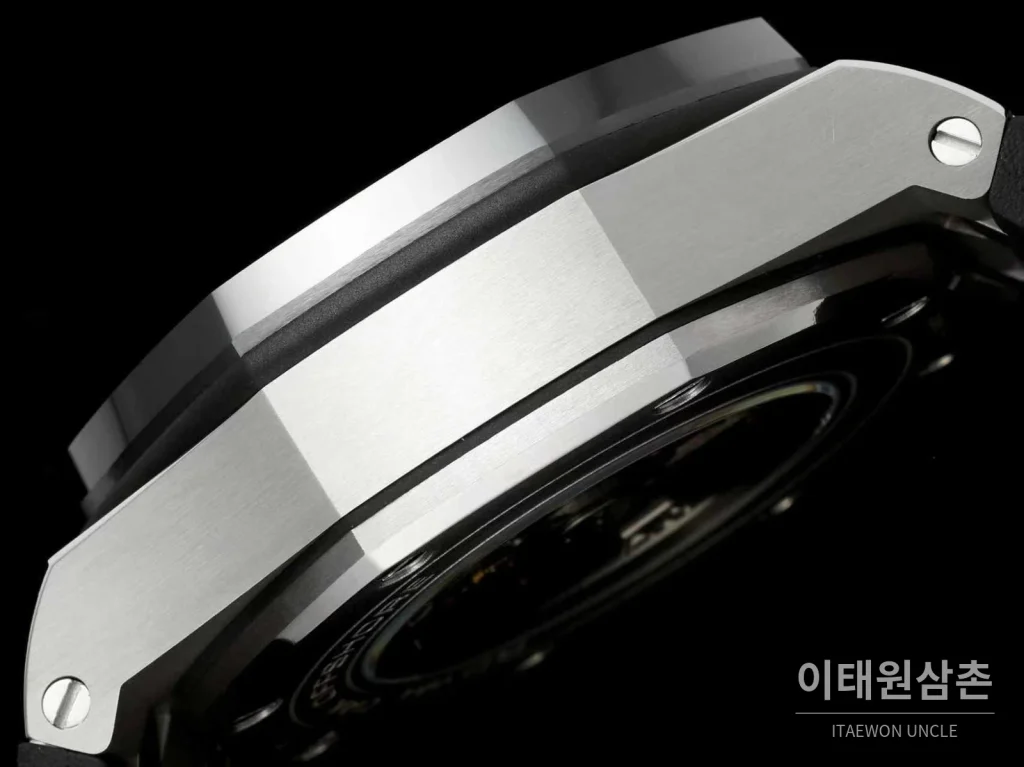 오데마피게 로열오크 오프쇼어 세라믹 블랙다이얼 크로노그래프 오토매틱 44mm 블랙 러버 스트랩 그레이 베젤 (2)