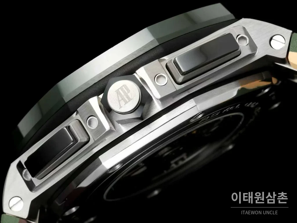 오데마피게 로열오크 오프쇼어 세라믹 블랙다이얼 크로노그래프 오토매틱 44mm 멀티컬러 러버 스트랩 그레이 베젤