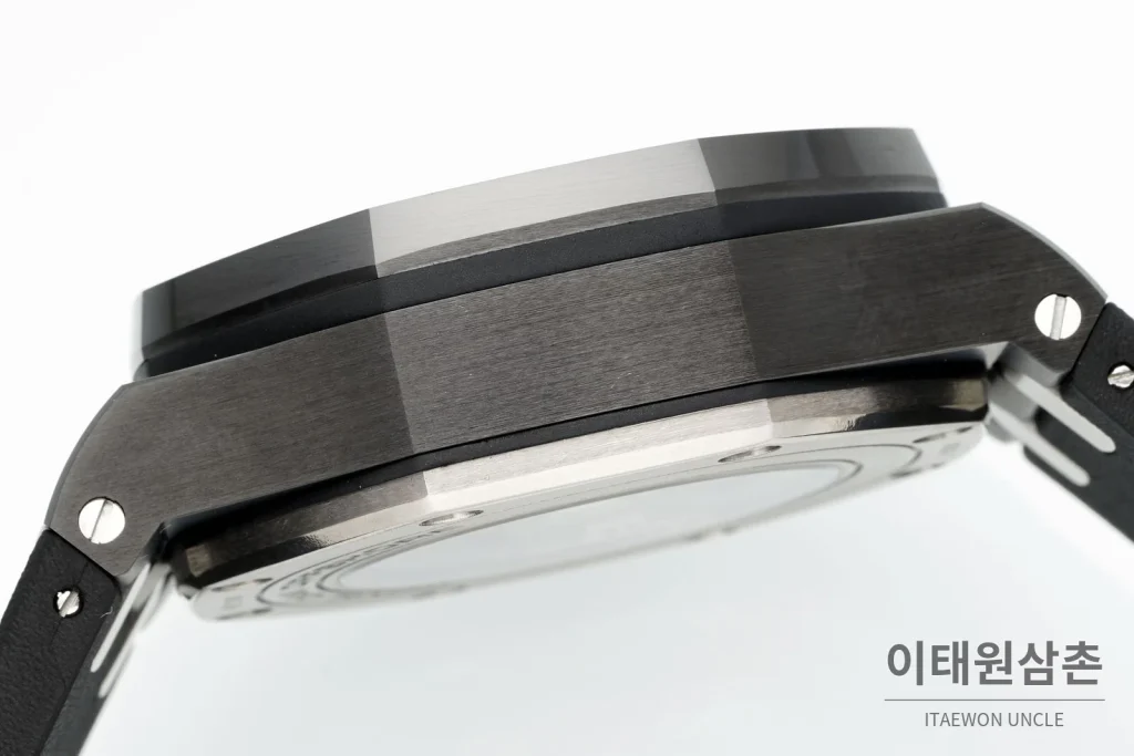 오데마피게 로열오크 오프쇼어 세라믹 블랙다이얼 크로노그래프 오토매틱 44mm 블랙 러버 스트랩 블랙 베젤