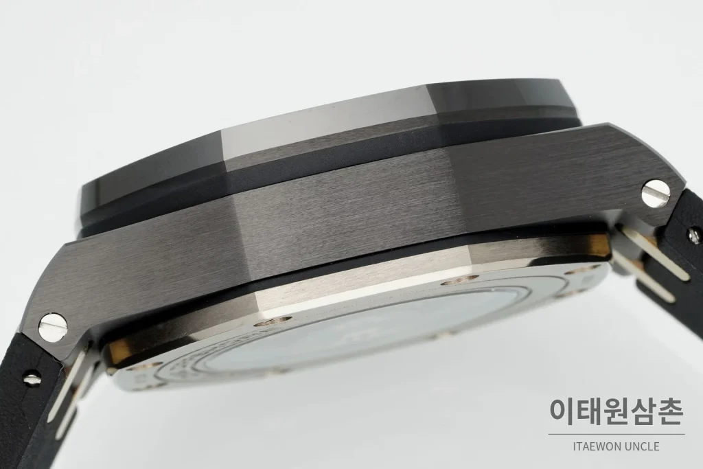 오데마피게 로열오크 오프쇼어 세라믹 블랙다이얼 크로노그래프 오토매틱 44mm 블랙 러버 스트랩 그레이 베젤 (3)