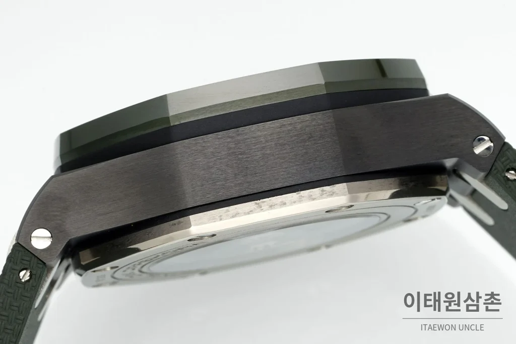 오데마피게 로열오크 오프쇼어 세라믹 블랙다이얼 크로노그래프 오토매틱 44mm 그린 러버 스트랩 그린 베젤