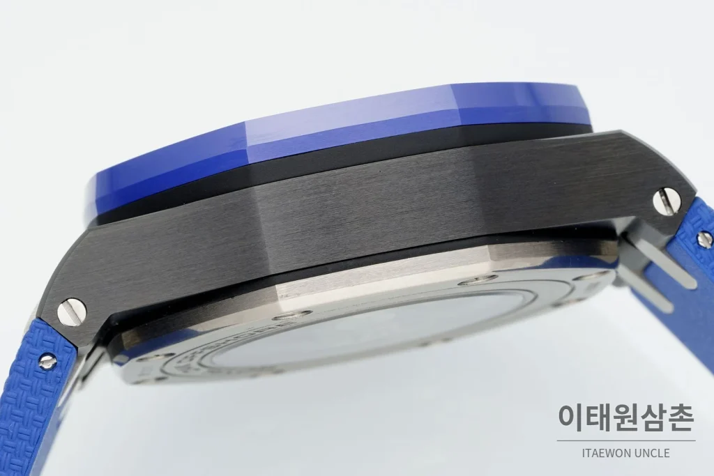 오데마피게 로열오크 오프쇼어 세라믹 블랙다이얼 크로노그래프 오토매틱 44mm 블루 러버 스트랩 블루 베젤