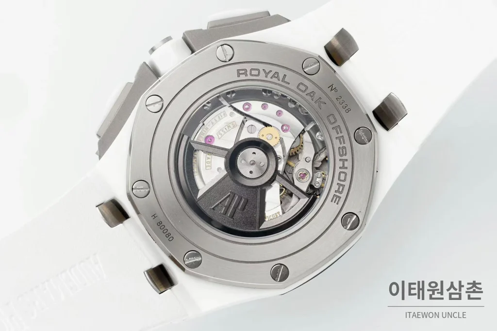 오데마피게 로열오크 오프쇼어 세라믹 블랙다이얼 크로노그래프 오토매틱 44mm 화이트 러버 스트랩 화이트 베젤