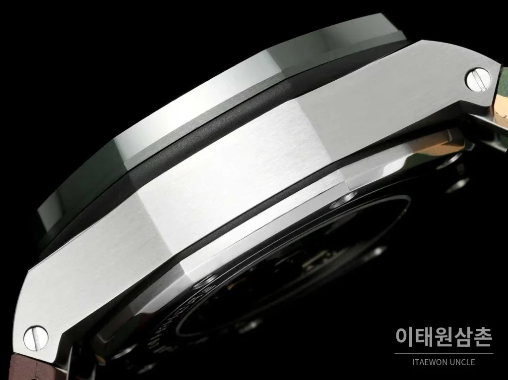 오데마피게 로열오크 오프쇼어 세라믹 블랙다이얼 크로노그래프 오토매틱 44mm 멀티컬러 러버 스트랩 그레이 베젤