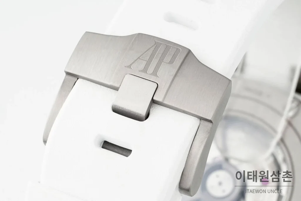 오데마피게 로열오크 오프쇼어 세라믹 블랙다이얼 크로노그래프 오토매틱 44mm 화이트 러버 스트랩 화이트 베젤