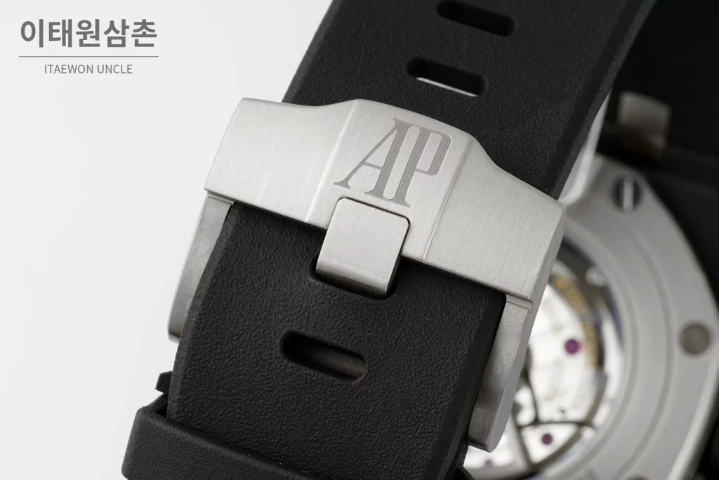 오데마피게 로열오크 오프쇼어 세라믹 블랙다이얼 크로노그래프 오토매틱 44mm 블랙 러버 스트랩 블랙 베젤