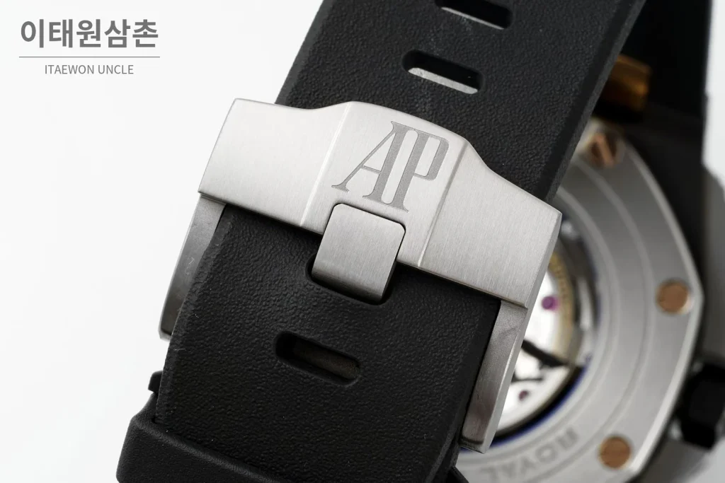 오데마피게 로열오크 오프쇼어 세라믹 블랙다이얼 크로노그래프 오토매틱 44mm 블랙 러버 스트랩 그레이 베젤 (3)