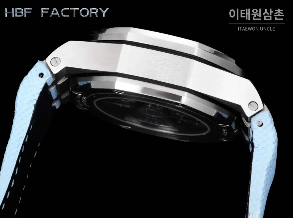 오데마피게 로열오크 오프쇼어 크로노그래프 오토매틱 44mm 블랙 아이스블루 러버 스트랩