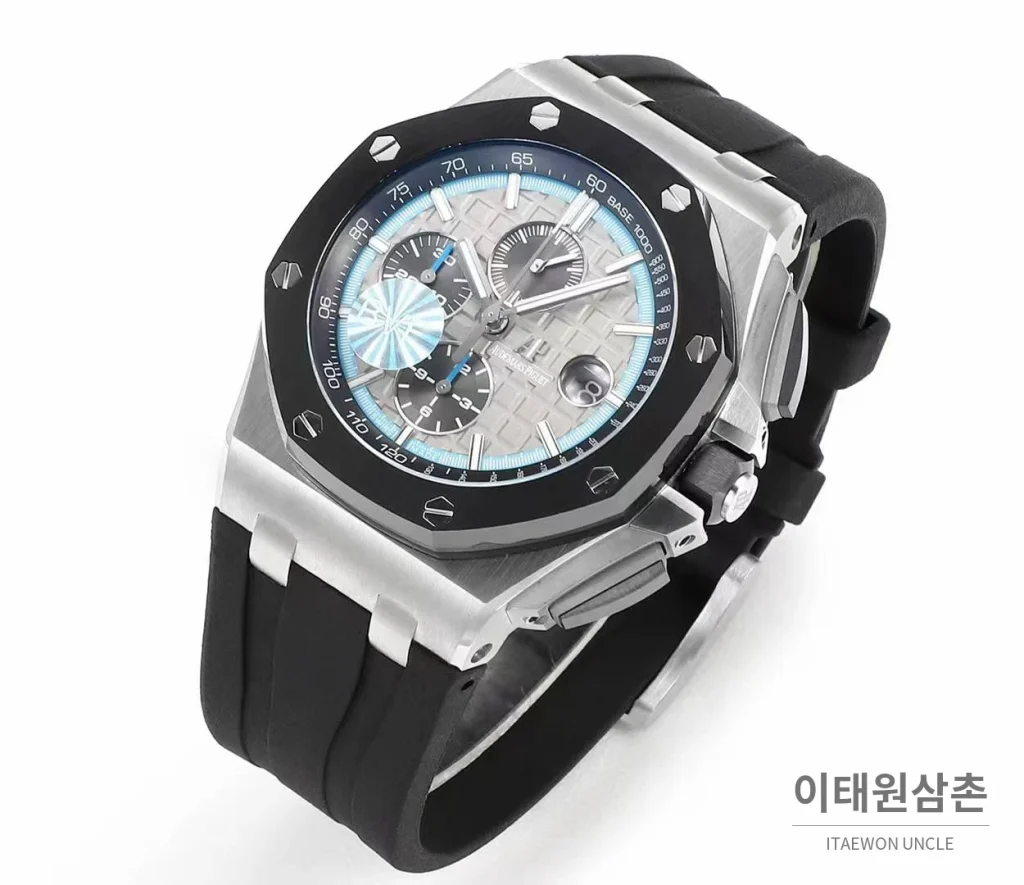 오데마피게 로열오크 오프쇼어 크로노그래프 플래티넘 톤 세라믹 베젤 오토매틱 44mm 실버 / 블랙 블랙 러버 스트랩