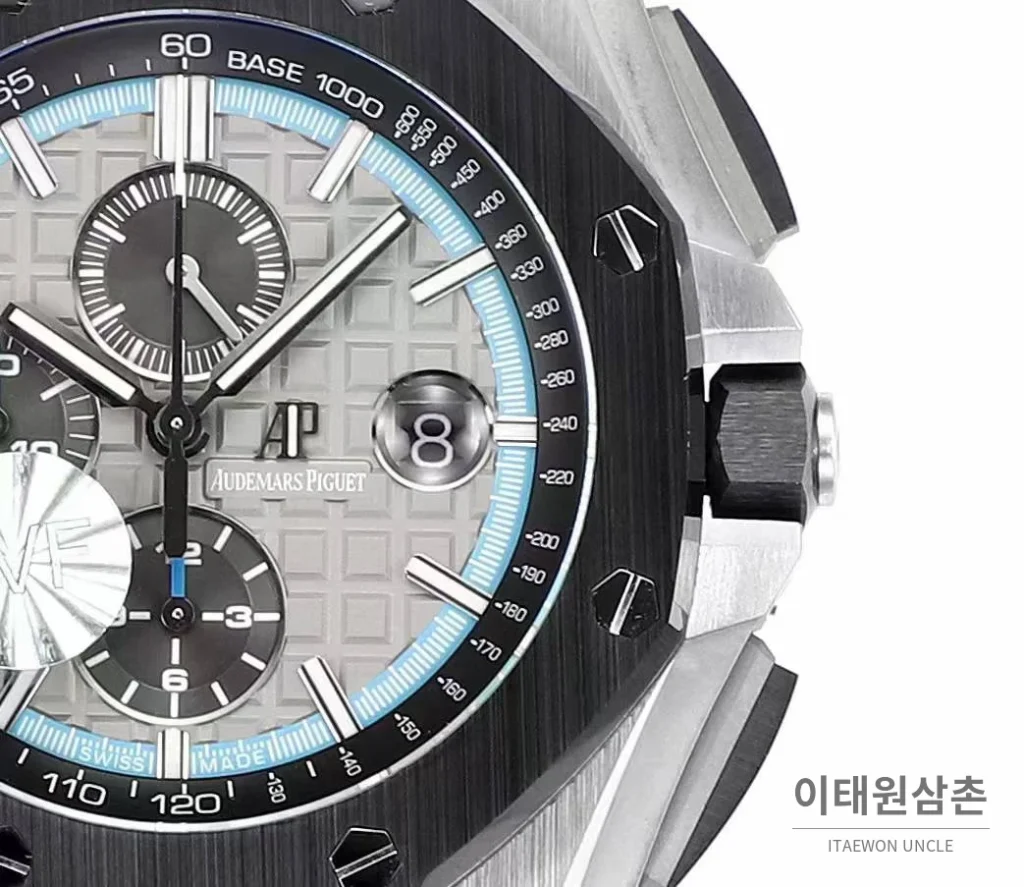 오데마피게 로열오크 오프쇼어 크로노그래프 플래티넘 톤 세라믹 베젤 오토매틱 44mm 실버 / 블랙 블랙 러버 스트랩