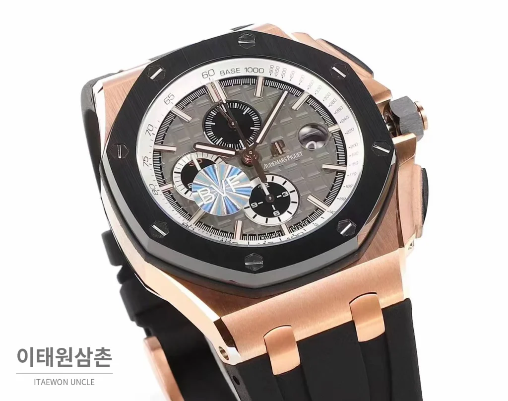 오데마피게 로열오크 오프쇼어 크로노그래프 플래티넘 톤 세라믹 베젤 오토매틱 44mm 실버 / 블랙 블랙 러버 스트랩 (5)