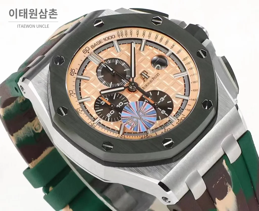 오데마피게 로열오크 오프쇼어 크로노그래프 플래티넘 톤 세라믹 베젤 오토매틱 44mm 실버 / 블랙 멀티컬러 러버 스트랩