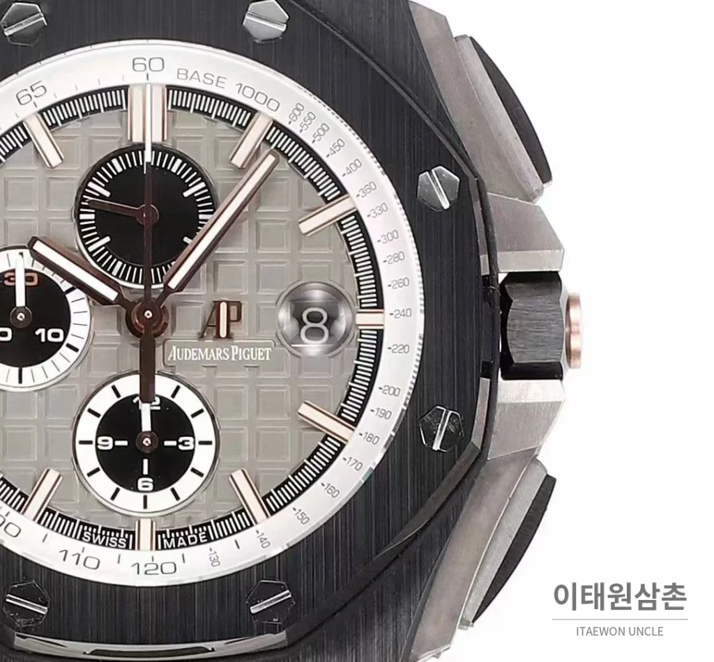 오데마피게 로열오크 오프쇼어 크로노그래프 플래티넘 톤 세라믹 베젤 오토매틱 44mm 실버 / 블랙 블랙 러버 스트랩 (4)
